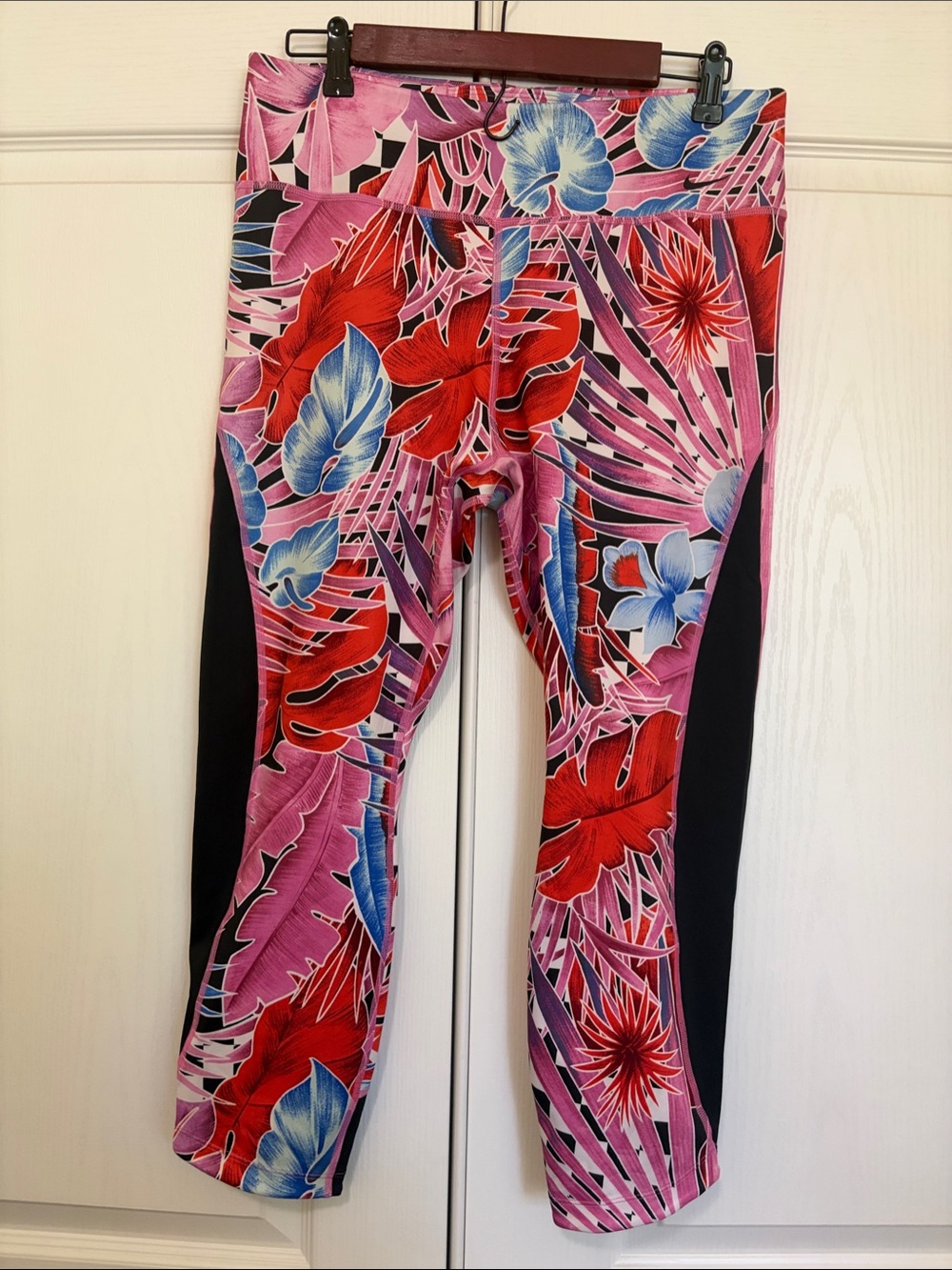 Ladies Floral Print XL Capri Leggings - Pink & Red